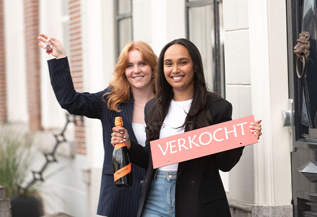 2 meiden voor een huis dat zojuist verkocht is