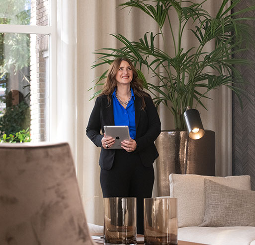 Makelaar in woning met tablet