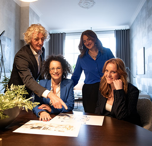 het team bezig tijdens een afspraak